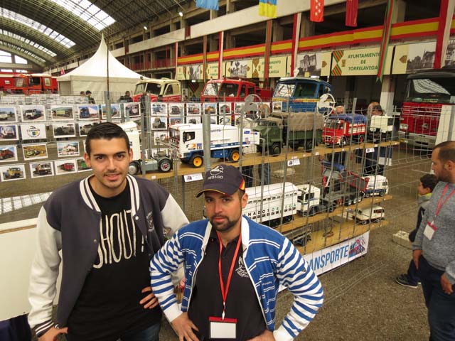 Francisco José junto a su hermano y los modelos Pegaso que construye artesanalmente.